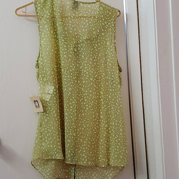 Annie Klein Ruffled button up tank top - Picture 2 of 4